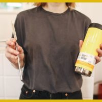 Hướng dẫn sử dụng bình giữ nhiệt an toàn **Lợi ích của việc sử dụng bình giữ nhiệt đúng cách** Việc sử dụng và bảo quản **bình giữ nhiệt an toàn** đúng cách giúp đảm bảo độ bền của sản phẩm, an toàn cho sức khỏe, và tối đa hóa hiệu quả giữ nhiệt. Nếu để bình chịu nhiệt độ quá cao hoặc bỏ qua việc vệ sinh định kỳ, hiệu quả giữ nhiệt của bình có thể giảm và gây ảnh hưởng đến sức khỏe của người dùng. Khi sử dụng đúng cách bạn có thể tận dụng tối đa lợi ích của **bình giữ nhiệt**, giúp giữ đồ uống luôn tươi ngon và bảo vệ môi trường. ## Cách sử dụng bình giữ nhiệt đúng cách 1. **Vệ sinh bình trước khi sử dụng lần đầu** * **Làm sạch kỹ lưỡng**: Trước khi sử dụng lần đầu, hãy rửa bình với nước ấm và xà phòng hoặc dung dịch baking soda và giấm để loại bỏ bụi bẩn từ quá trình sản xuất. * **Kiểm tra bình**: Đảm bảo bình không có bất kỳ vết nứt hoặc lỗi nào, đặc biệt là ở nắp và lớp gioăng kín để tránh rò rỉ. 2. **Hướng dẫn sử dụng hàng ngày** * **Không đổ quá đầy**: Để tránh tràn hoặc rò rỉ, không nên đổ đầy bình. Để lại khoảng trống để nắp đậy kín hoàn toàn. * **An toàn khi chứa nước nóng**: Cẩn thận khi sử dụng nước nóng, và nên chọn loại nắp có khả năng thoát hơi để tránh áp suất cao. * **Tránh đựng đồ uống có Gas và chất axit**: Đồ uống có gas và chất axit như nước chanh có thể gây ảnh hưởng đến chất liệu và giảm hiệu quả giữ nhiệt. 3. **Tối ưu hóa khả năng giữ nhiệt** * **Chuẩn bị nhiệt độ trước**: Trước khi đổ nước vào, đổ một ít nước nóng hoặc lạnh vào bình, để yên trong một phút rồi đổ ra. Cách này giúp duy trì nhiệt độ lâu hơn. * **Không sử dụng lò vi sóng và máy rửa chén**: Không nên đặt bình trong lò vi sóng hoặc máy rửa chén vì có thể làm hỏng lớp cách nhiệt của bình. ## Cách bảo quản và vệ sinh bình giữ nhiệt 1. **Vệ sinh hàng ngày sau khi sử dụng** Sau mỗi lần sử dụng, hãy rửa bình bằng nước ấm và xà phòng. Nếu sử dụng đồ uống có mùi mạnh, hãy làm sạch kỹ hơn để tránh mùi lưu lại. 2. **Khử mùi** Đổ hỗn hợp baking soda và nước hoặc giấm vào bình, để vài giờ rồi rửa sạch. Cách này giúp loại bỏ cặn và giữ **mẹo bảo quản bình giữ nhiệt** luôn sạch sẽ. Dùng nước chanh hoặc baking soda để khử mùi khó chịu, đặc biệt hữu ích khi bình chứa đồ uống nặng mùi. 3. **Bảo quản khi không sử dụng** Để bình ở nơi khô ráo, tránh ánh nắng trực tiếp có thể làm giảm chất lượng cách nhiệt. Khi không sử dụng, nên để bình mở nắp để tránh mùi khó chịu. ## Lưu ý an toàn khi sử dụng bình giữ nhiệt 1. Khi sử dụng bình chứa nước nóng, luôn kiểm tra nhiệt độ để tránh bị bỏng, đặc biệt khi cho trẻ em sử dụng. 2. Trước mỗi lần sử dụng, kiểm tra nắp và lớp gioăng để đảm bảo không bị rò rỉ. 3. Không nên đặt bình trong môi trường cực lạnh hoặc quá nóng, vì điều này có thể làm giảm khả năng cách nhiệt của bình. ## Các tiêu chí lựa chọn bình giữ nhiệt phù hợp 1. **Chất liệu** * **Inox 304**: Chất liệu bền, chống gỉ, phù hợp cho việc sử dụng lâu dài. * **Nhựa Không Chứa BPA**: Nhẹ, an toàn, phù hợp cho việc mang theo hàng ngày. 2. **Dung tích và kích thước** Chọn dung tích phù hợp với nhu cầu. Bình lớn thích hợp cho du lịch, trong khi bình nhỏ phù hợp cho công việc hàng ngày hoặc đi tập thể dục. 3. **Thương hiệu và chính sách bảo hành** Chọn các thương hiệu uy tín có bảo hành tốt, giúp đảm bảo chất lượng sản phẩm và sự yên tâm cho người dùng. **Câu hỏi thường gặp về sử dụng và bảo quản bình giữ nhiệt** 1. **Tại sao bình giữ nhiệt không giữ được nhiệt tốt như ban đầu?** Nguyên nhân có thể do lớp cách nhiệt bị tổn thương, nên tránh đựng đồ uống có axit hoặc có gas để bảo vệ lớp cách nhiệt. 2. **Phải làm gì khi bình giữ nhiệt bị rò rỉ?** Kiểm tra xem nắp và lớp gioăng có còn hoạt động tốt không. Nếu tình trạng rò rỉ vẫn tiếp diễn, có thể cần thay mới. 3. **Làm cách nào để tăng tuổi thọ bình giữ nhiệt?** Thực hiện vệ sinh đúng cách, tránh nhiệt độ quá cao hoặc thấp, và không sử dụng cho các loại đồ uống không phù hợp để duy trì độ bền của bình. Bên cạnh đó, tìm hiểu **hướng dẫn sử dụng bình giữ nhiệt** từ nhà sản xuất. **Kết luận** Sử dụng **bình giữ nhiệt an toàn** đúng cách giúp bạn giữ nhiệt độ đồ uống yêu thích lâu dài và đảm bảo an toàn. Với những hướng dẫn sử dụng, bảo quản và vệ sinh trên, bạn có thể kéo dài tuổi thọ của **bình giữ nhiệt** và giúp nó luôn ở trong tình trạng tốt nhất.