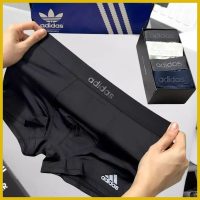 Quần lót nam boxer thun lạnh thoải mái, thoáng khí Quần lót nam đa dạng về chất liệu và kiểu dáng hơn bạn nghĩ. Ngoài chất liệu cotton phổ biến, thì nó còn được sản xuất từ thun lạnh. Chất liệu thun lạnh ra đời cách đây khá lâu, được dệt theo phương pháp dệt thoi hoặc dệt kim. Thành phần chính của nó là polyester hoặc nylon tổng hợp, pha trộn thêm 2-8% sợi Spandex để tạo sự co giãn và mềm mại. Từ chất liệu vải thun lạnh các nhà sản xuất sẽ tạo nên nhiều kiểu quần với nhiều màu sắc khác nhau phù hợp cho người mặc. **Quần lót nam boxer thun lạnh có những ưu điểm nào?** Sở dĩ hiện nay quần lót nam boxer thun lạnh được dùng nhiều như vậy là vì chúng có nhiều ưu điểm khác nhau. Mặc quần boxer nam thoáng mát được thiết kế dạng đùi với chất liệu thun lạnh sẽ tạo được sự thoải mái, an toàn, không gây hằn đỏ hay bị rít vào da. Vùng kín của nam giới sẽ được thoải mái nhất. **Tạo cảm giác thoải mái** Trước tiên phải kể đến là cảm giác vô cùng thoải mái từ chất liệu thun lạnh. Quần được may ôm sát vào các vùng cơ thể nhưng lại không quá bí. Chính vì vậy mà khi mặc vẫn có thể cảm nhận được sự thông thoáng. Ngoài ra, chúng còn có khả năng thấm hút mồ hôi tốt nên đặc biệt phù hợp với các mùa nóng trong năm. **Giúp tôn dáng** Với khả năng nâng đỡ của mình, quần lót nam boxer thun lạnh giúp cho vòng 3 và vùng kín của nam giới được nâng đỡ một cách hoàn hảo. **Độ bền cao** Quần lót nam boxer thun lạnh đặc biệt có độ bên cao, có thể dùng trong thời gian khá lâu. Nhờ công nghệ sản xuất hiện đại cùng chất liệu vải được cấu thành bởi các sợi đảm bảo nên chúng có chất lượng tốt. Sự chắc chắn cũng khiến cho người mặc an tâm hơn khá nhiều.