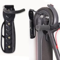 Hệ thống móc treo xe đạp dựng đứng sát tường xoay đa hướng vô cùng tiện dụng