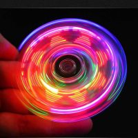 Sở hữu thiết kế độc bản của con quay Spinner trong suốt tích hợp đèn Led phát quang mạnh mẽ