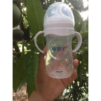 Tay cầm bình sữa Philips Avent cổ rộng thiết kế nhỏ gọn phù hợp với bàn tay nhỏ của bé