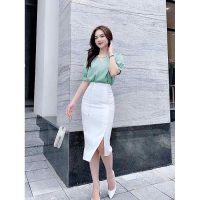 Áo cổ V kết cườm hạt nhỏ tinh tế mang lại nét đẹp nhẹ nhàng thuần khiết cho người mặc