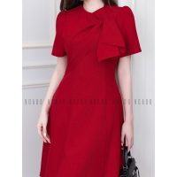 Đầm đỏ công sở NGADO điểm nhấn xoắn vai thanh lịch là món đồ không thể thiếu của nàng