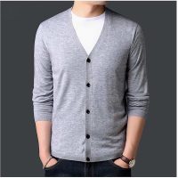 Đổi mới diện mạo mỗi ngày cùng áo khoác cardigan nam đa năng mặc được nhiều kiểu