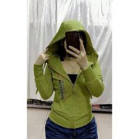 Đừng bỏ lỡ áo khoác da cá A2034 phối chữ dọc màu vàng xu hướng thời trang mới