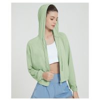 Giải pháp tránh nắng thời thượng bằng áo khoác nữ vải lụa mát lạnh kháng tia UV hiệu quả