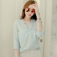 Khám phá vẻ đẹp dịu dàng cùng áo kiểu cổ V tay lửng phối hai túi xinh xắn