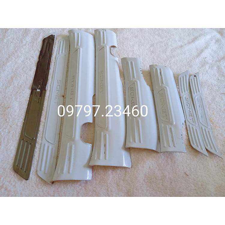 Ốp nẹp bước chân Kia Sonet 2021-2022 mẫu Titan 8 món phụ kiện xe hơi đẳng cấp