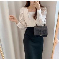 Tận hưởng sự thoải mái và sang trọng cùng áo kiểu nữ cổ vuông phối nút đa năng