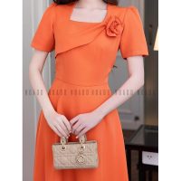 Trải nghiệm phong cách quý phái cùng đầm cam phối hoa NGADO thiết kế dành riêng cho tiệc