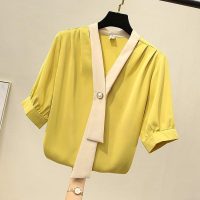 Tự tin xuống phố cùng áo cổ phối màu Hana thiết kế tinh giản nhưng không kém phần nổi bật