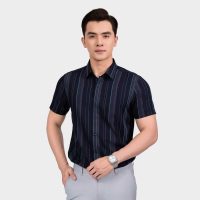 Áo sơ mi đen kẻ Aristino: Chất liệu thoáng mát, thoải mái suốt cả ngày.