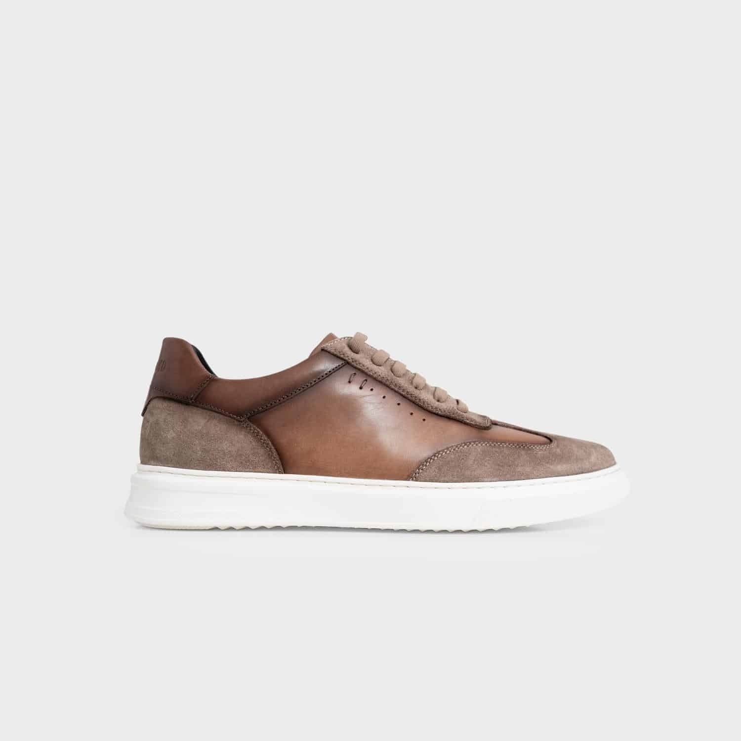 Aristino: Giày Sneaker Nâu Da Bò - Sự Lựa Chọn Hoàn Hảo Cho Quý Ông