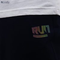 Đen huyền bí: Quần jogger Novelty Regular fit, họa tiết phản quang độc đáo.