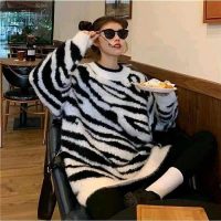 Nâng tầm phong cách với áo len unisex chất len lông mềm mại, sang trọng.