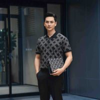 Nét đẹp vượt thời gian: Áo Polo Aristino họa tiết đan lát tinh xảo.