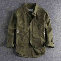 Phong cách dã ngoại độc đáo với áo sơ mi đen cổ điển.