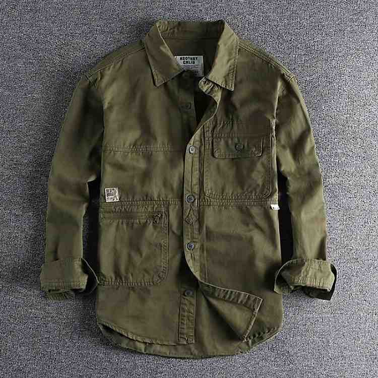 Phong cách dã ngoại độc đáo với áo sơ mi đen cổ điển.