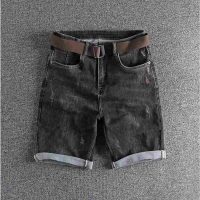 Phong cách Retro xanh năng động, cá tính với quần short jean.