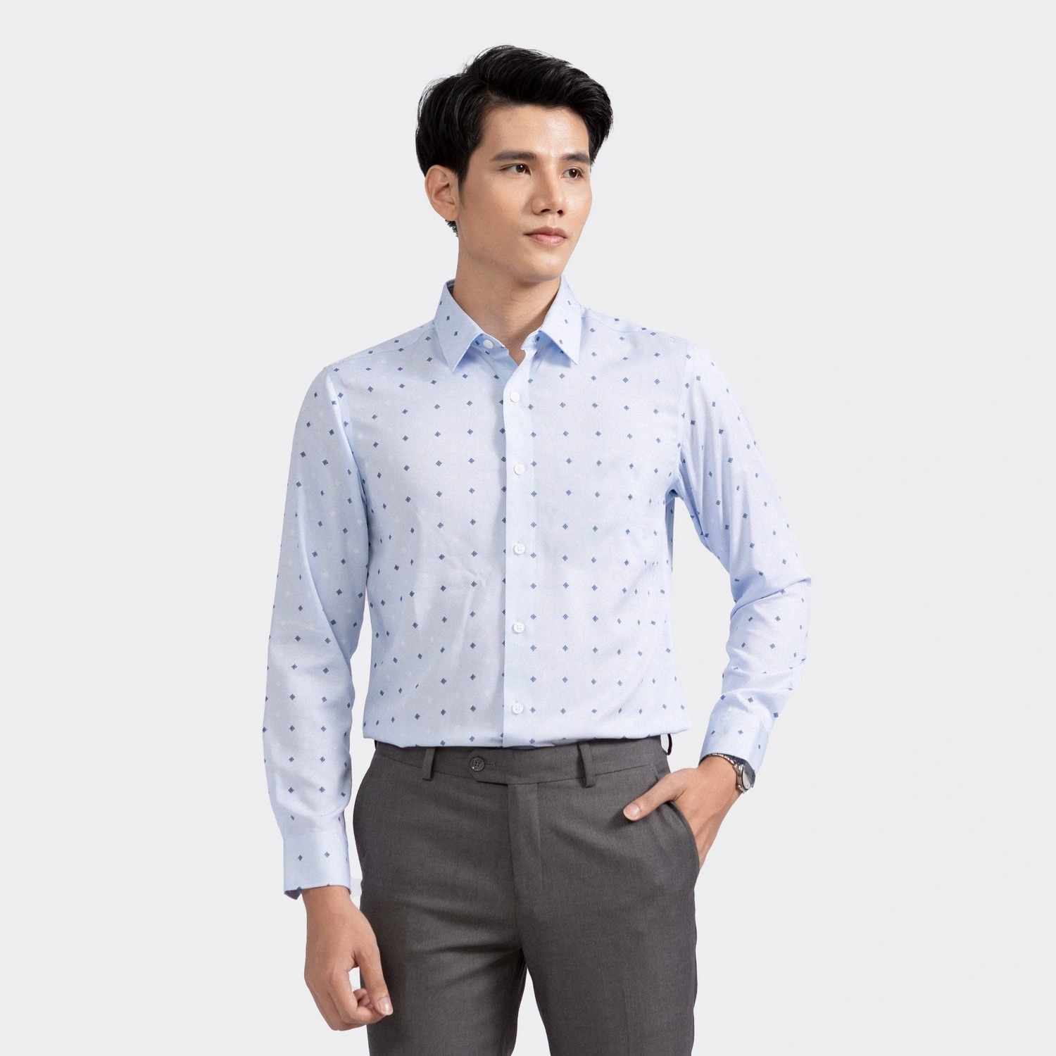 Sự hoàn hảo trong từng đường may với áo sơ mi nam Aristino xanh chấm bi Regular Fit