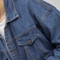 Tự tin tỏa sáng với áo jean unisex, chất liệu dệt thoáng khí, thoải mái.