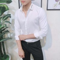 Vẻ đẹp nam tính hiện đại từ áo sơ mi nam dài tay phối họa tiết chữ ký cổ áo