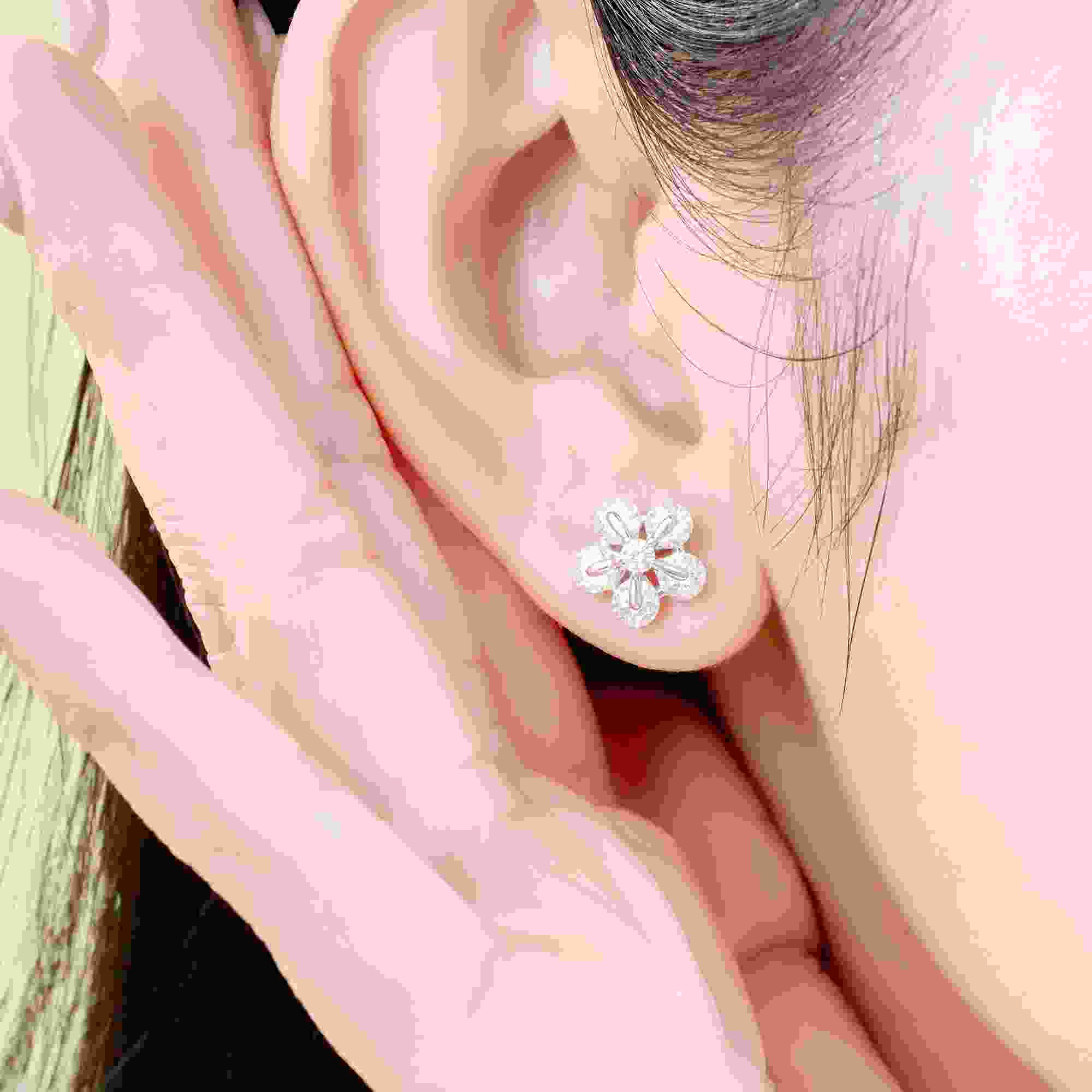 Bông tai vàng trắng 10K Bloomie: Biểu tượng của sự thanh lịch