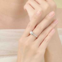Đánh thức vẻ đẹp tiềm ẩn: Nhẫn vàng trắng 10K PNJ đá ECZ quyến rũ