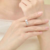 Đánh thức vẻ đẹp tiềm ẩn: Nhẫn vàng trắng 10K PNJ đá ECZ quyến rũ