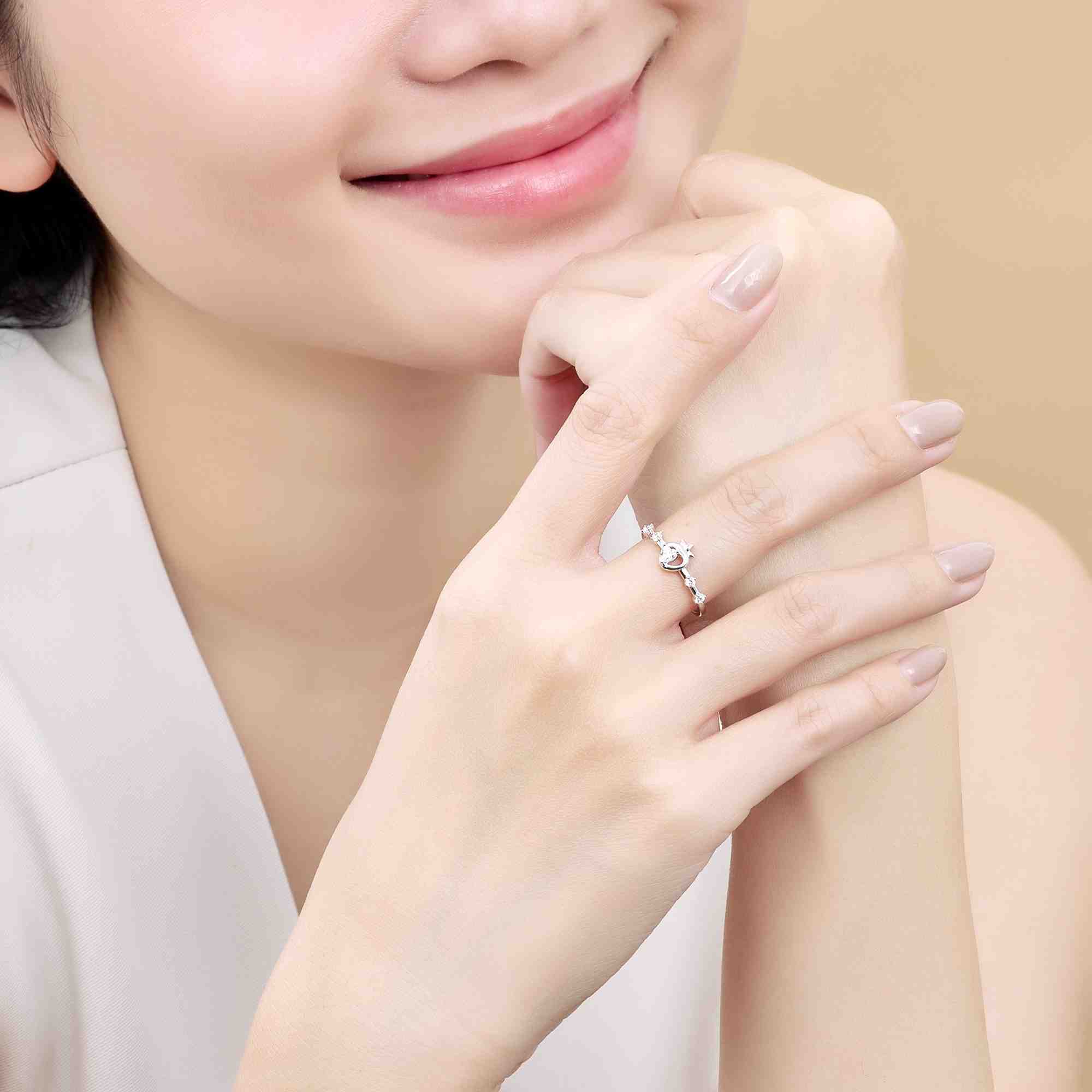 Nhẫn vàng trắng 10K PNJ Berry Boo: Chất lượng vàng 41,6%, thiết kế độc đáo, ấn tượng