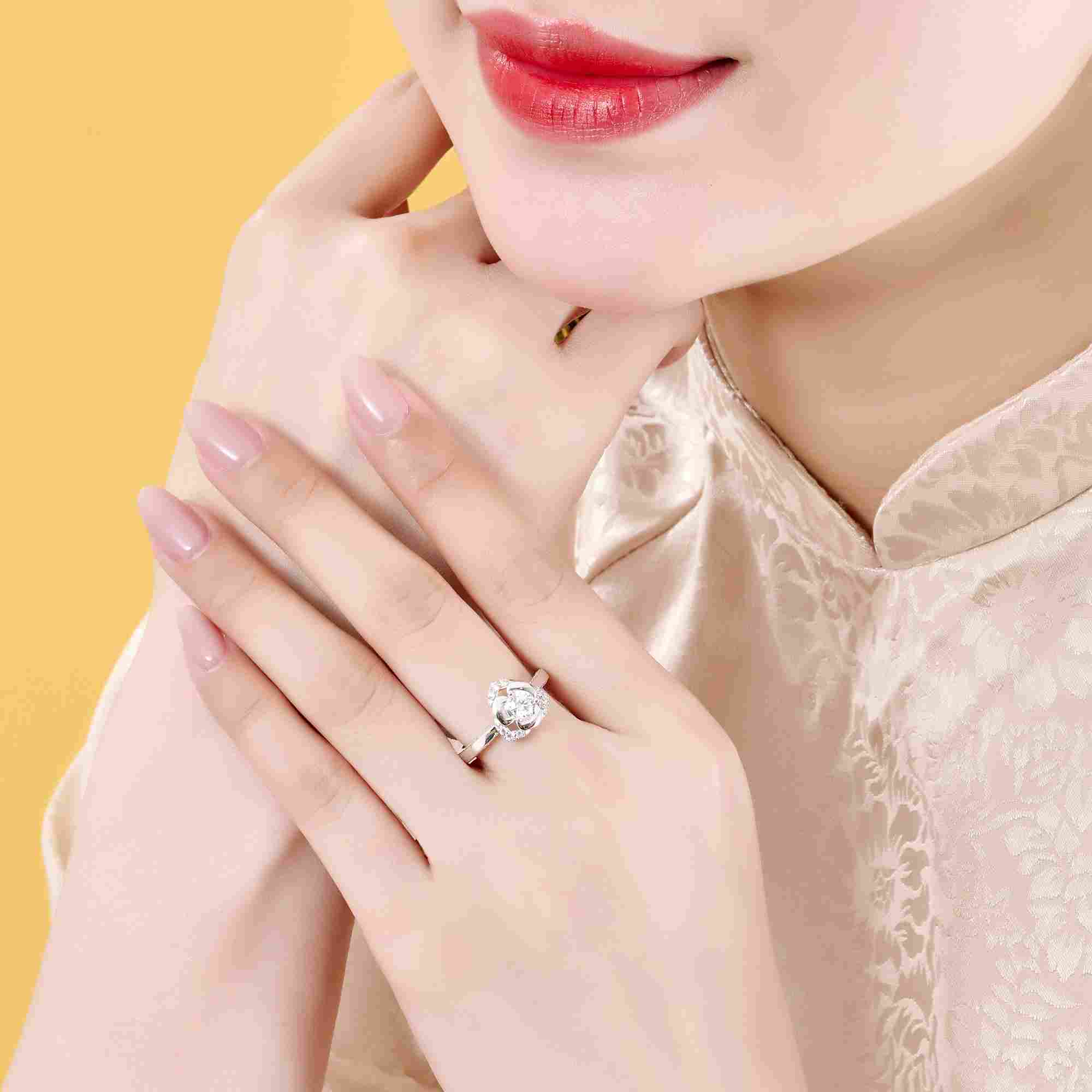 Nhẫn vàng trắng 10K PNJ đá ECZ: Sự kết hợp hoàn hảo giữa vàng và đá quý