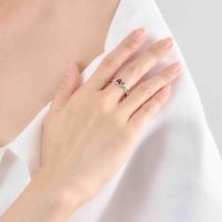 Nhẫn vàng trắng 10K PNJ Magnétique Garnet: Tôn vinh vẻ đẹp tự nhiên của bạn