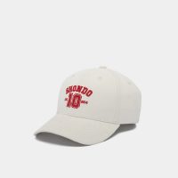 Nón lưỡi trai trắng số 10 - Biểu tượng của sự may mắn và thành công