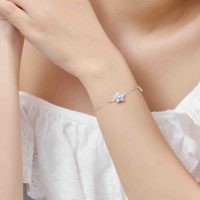 Phong cách sang trọng, hiện đại: Lắc tay vàng trắng 10K Bloomie PNJ, khẳng định đẳng cấp