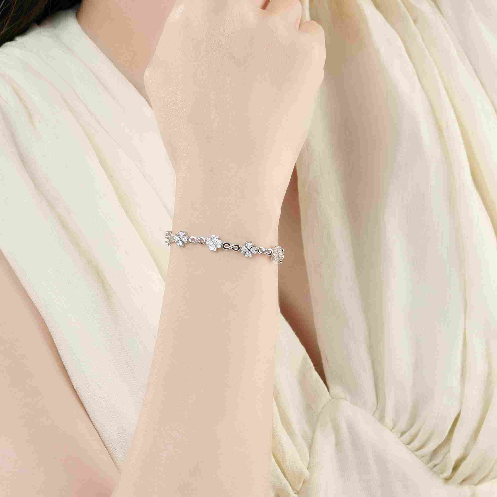 PNJSilver: Lắc tay bạc đính đá, chất lượng đảm bảo, dịch vụ tận tình