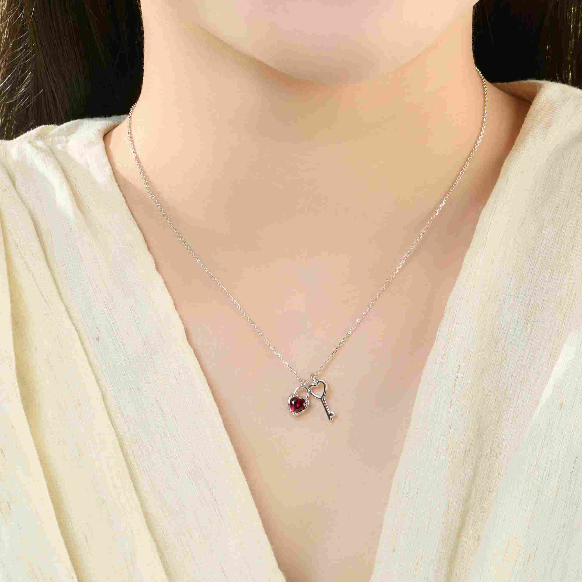 Tự tin thể hiện cá tính với dây cổ Bạc PNJSilver trái tim khóa đính đá sang trọng