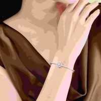 Vòng tay Disney Aladin vàng trắng 14K PNJ - Vẻ đẹp thanh lịch, tinh tế