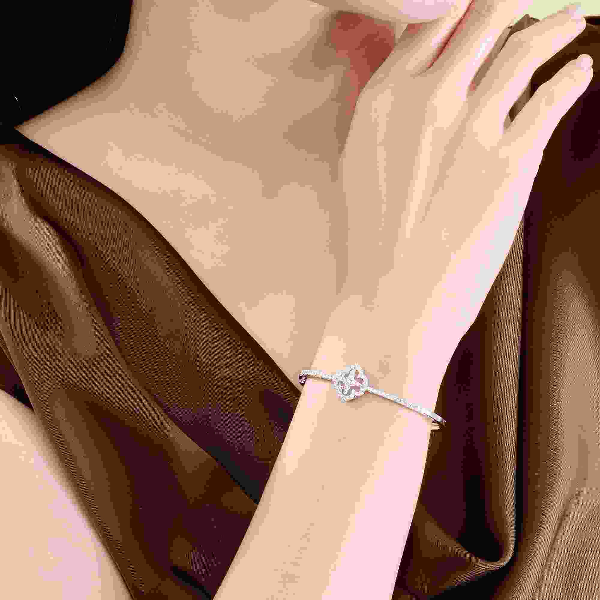 Vòng tay Disney Aladin vàng trắng 14K PNJ - Vẻ đẹp thanh lịch, tinh tế