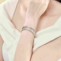 Vòng tay vàng trắng 10K PNJ: Sự kết hợp hoàn hảo giữa vàng và trắng bạc